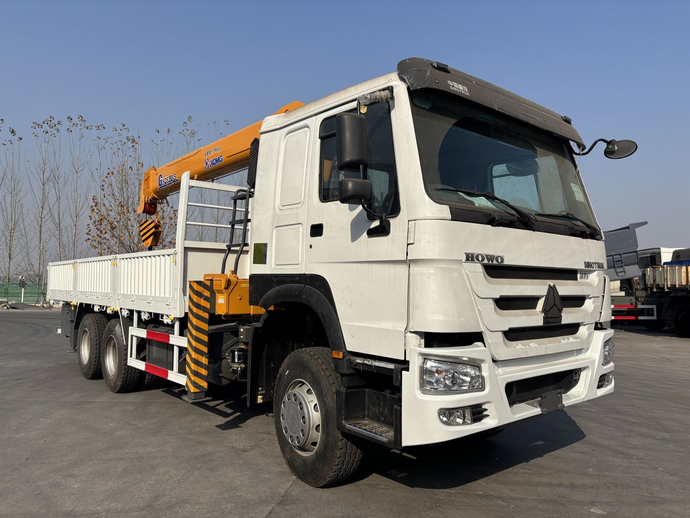 HOWO 6x4 truck-mounted crane with folded boom, current vehicle photo