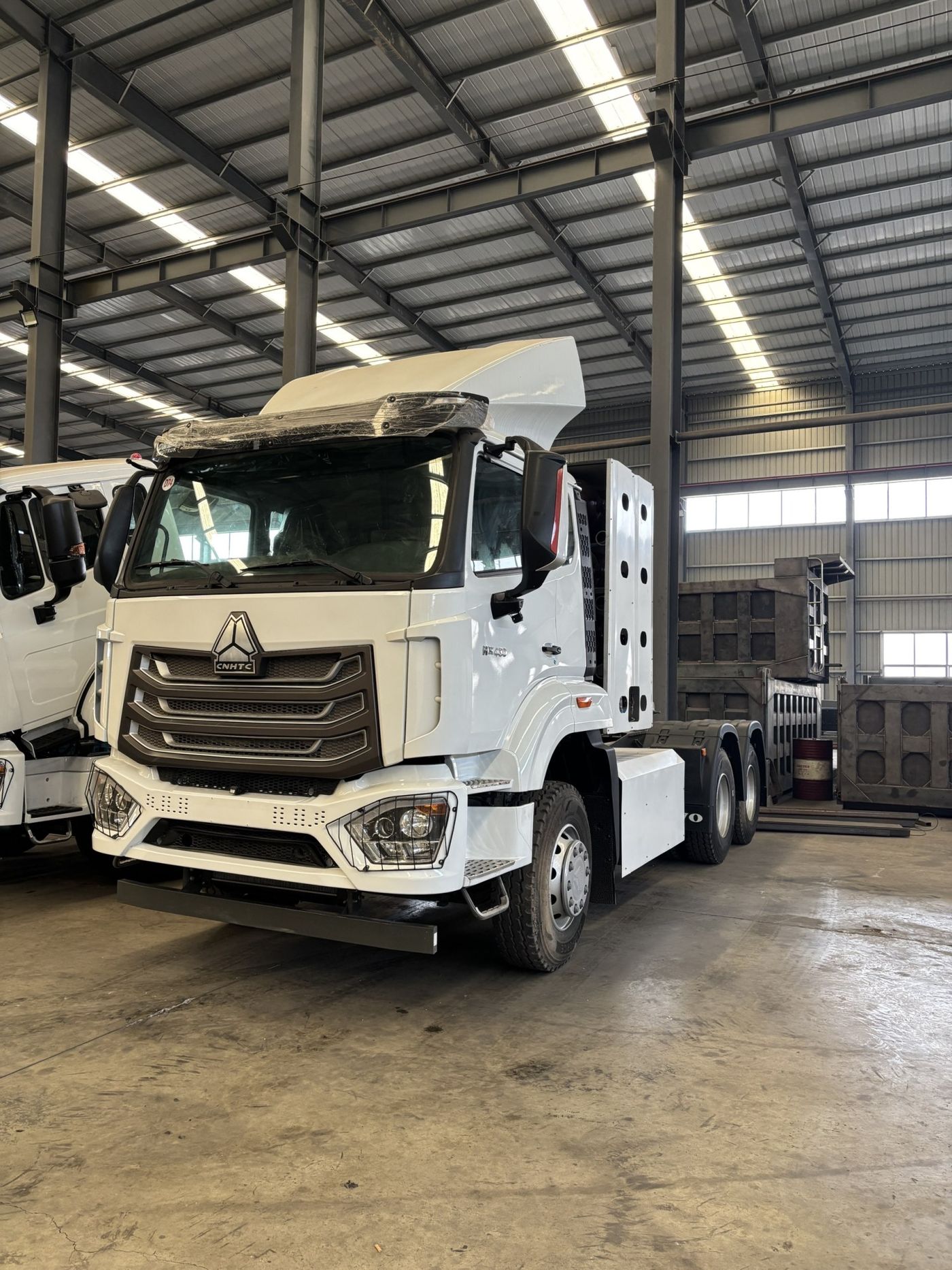 HOWO NX CNG tractor truck with gas cylinder cabinet, current vehicle photo
