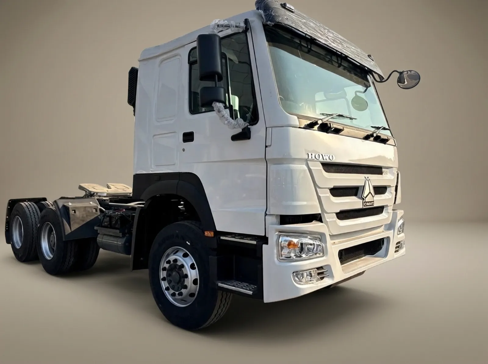 HOWO 371 6×4 Tractor Truck – Front three-quarter view