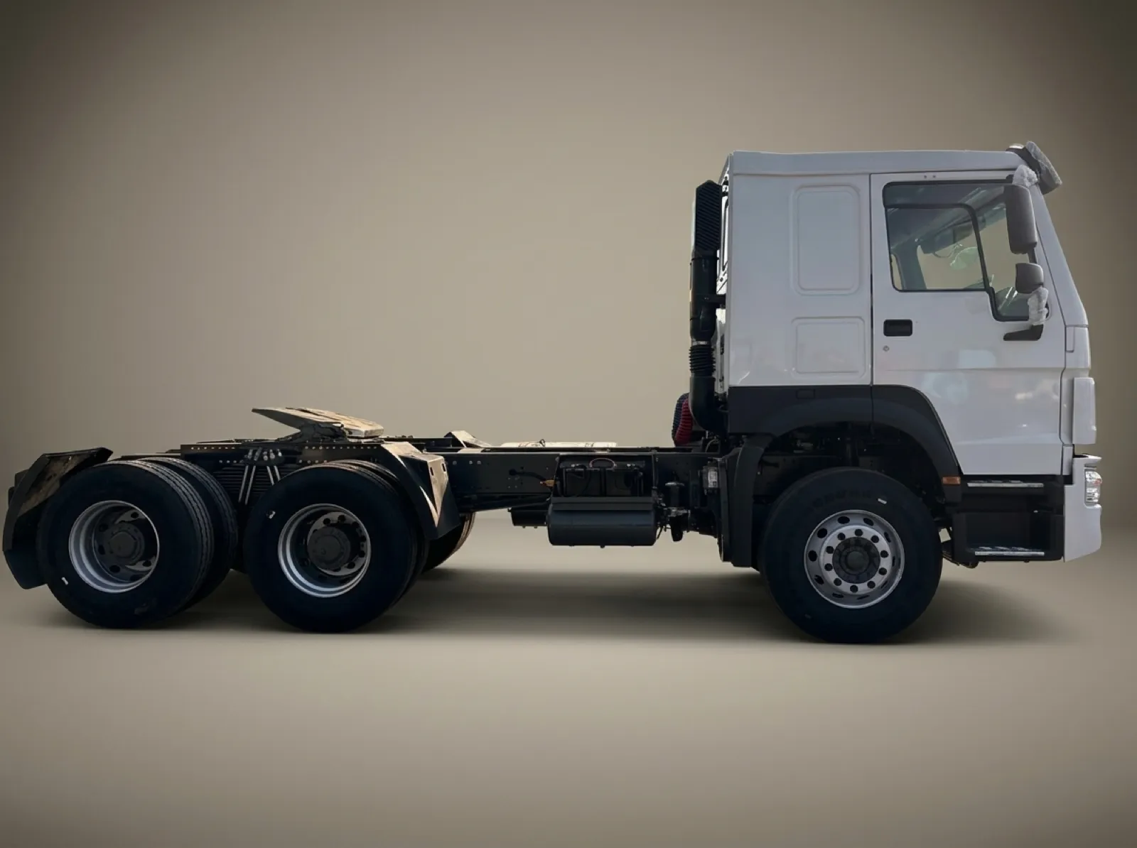 HOWO 371 6×4 Tractor Truck – Side chassis view