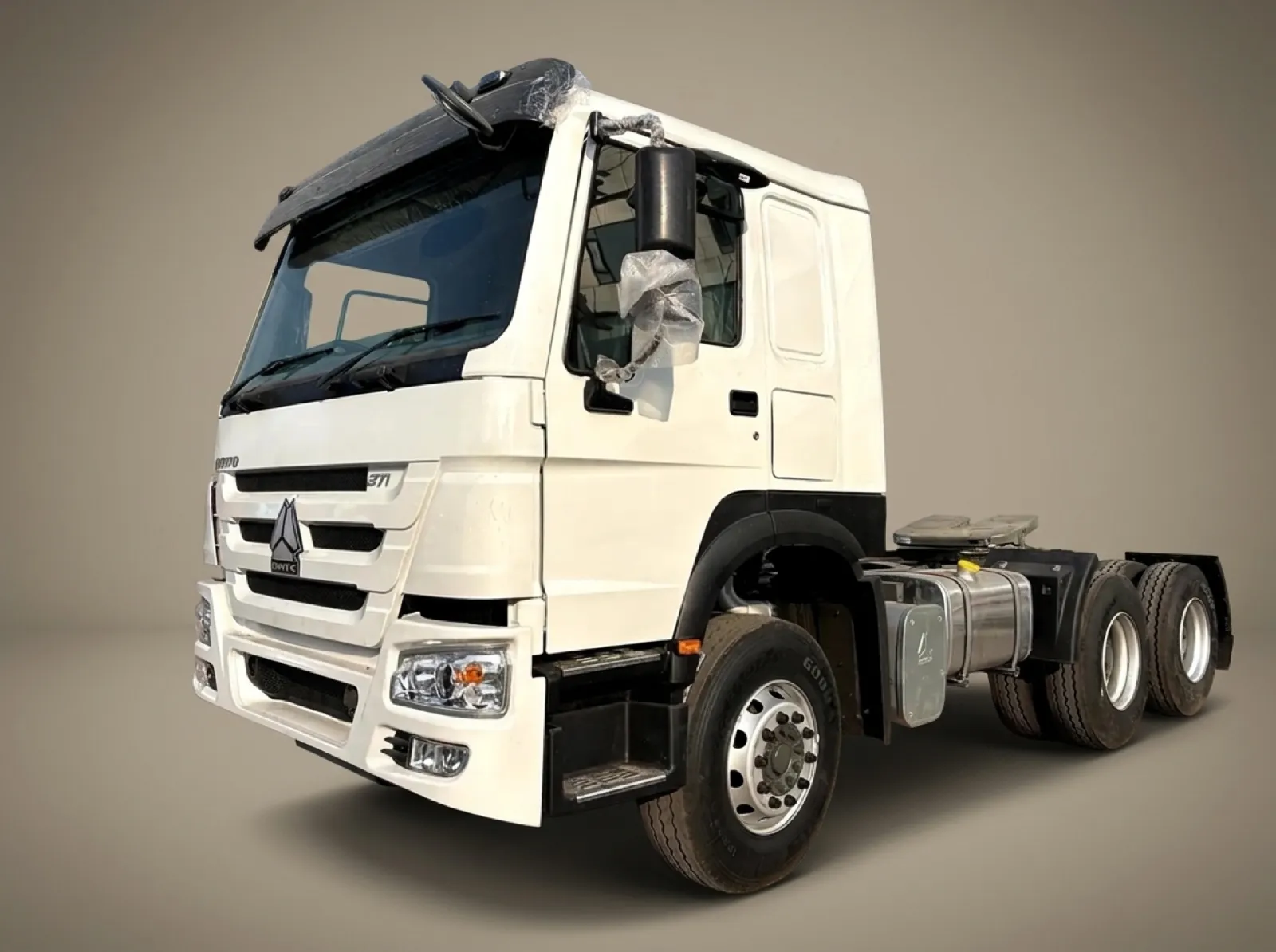 HOWO 371 6×4 Tractor Truck – Front view