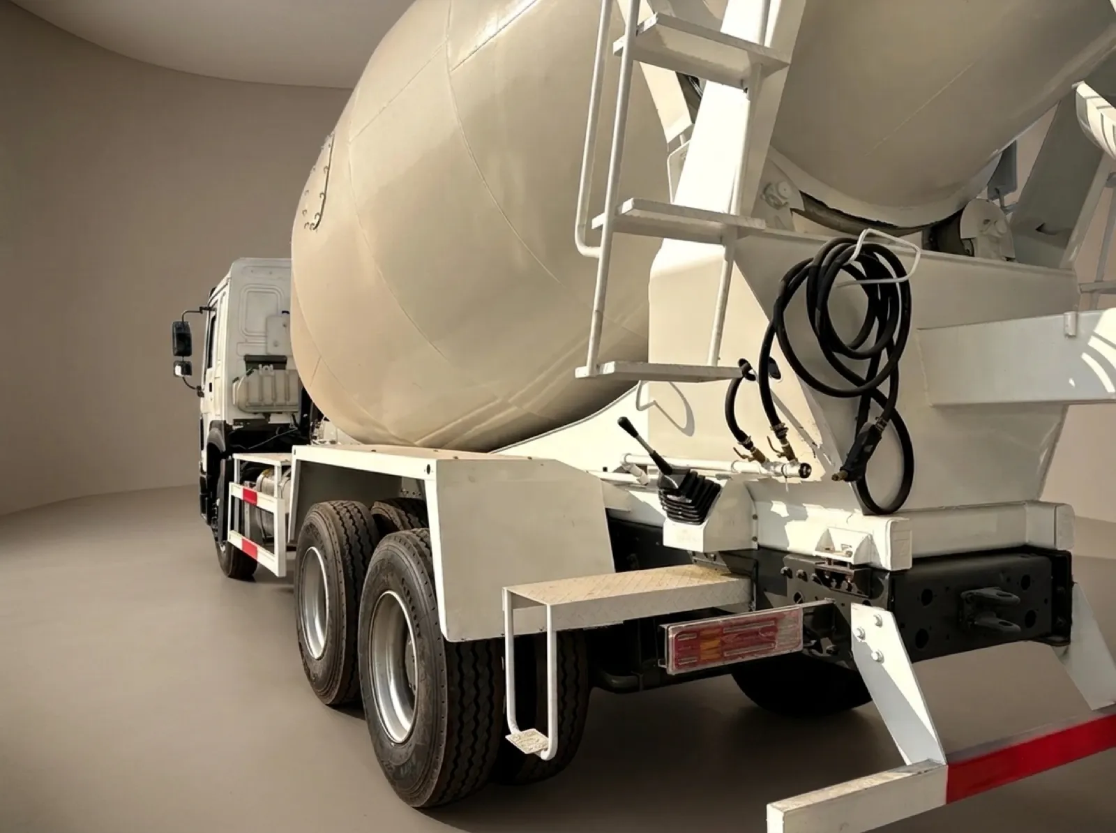 HOWO Concrete Mixer Truck – Mixer drum and discharge chute