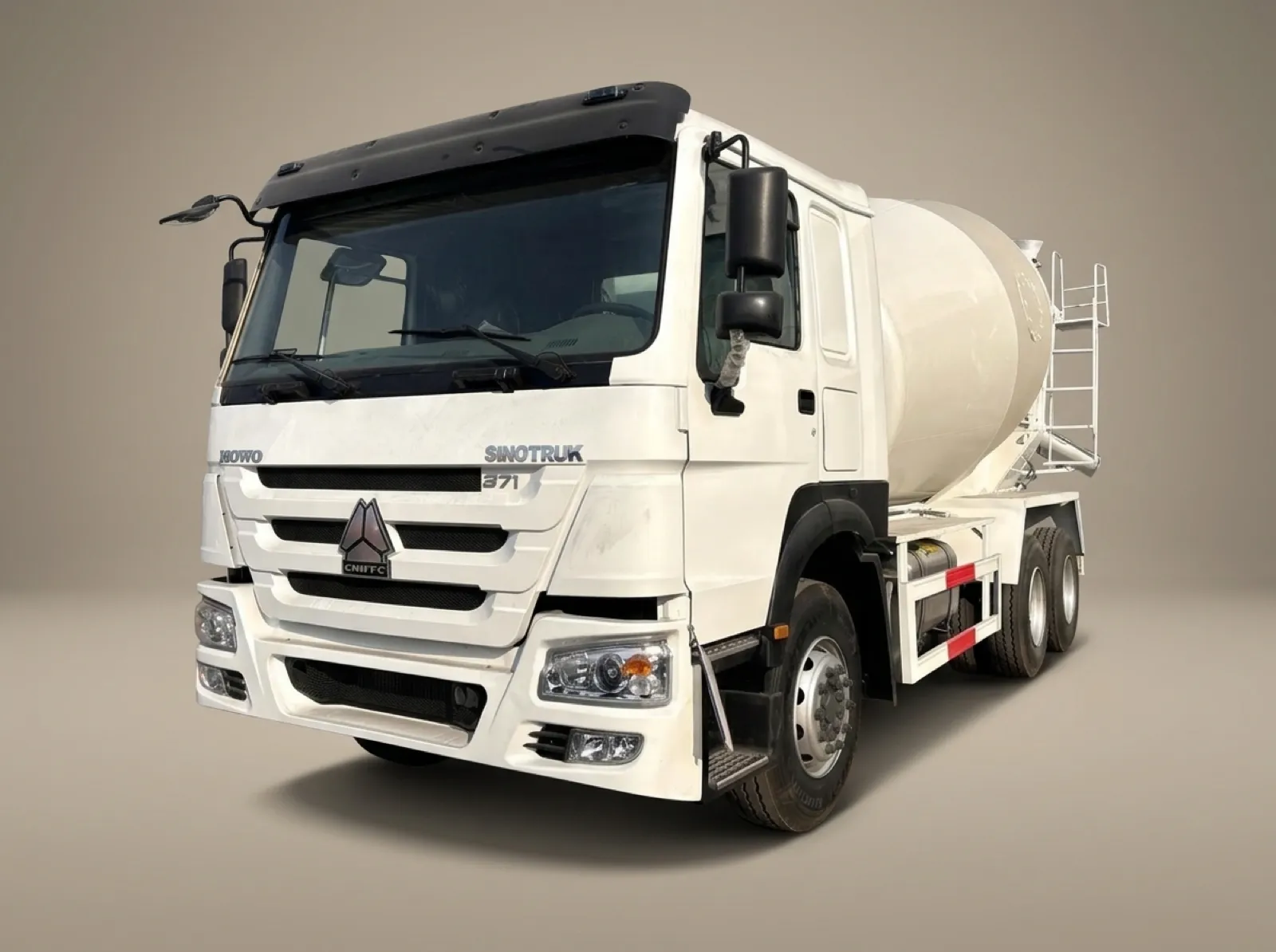 HOWO Concrete Mixer Truck – Front three-quarter street view