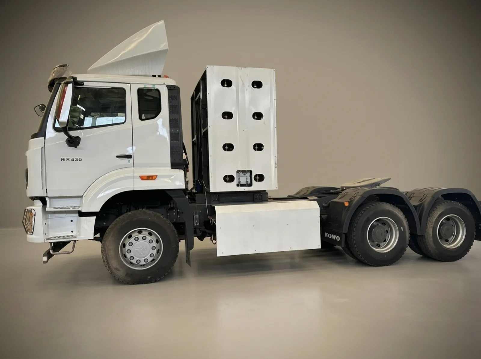 HOWO NX CNG Tractor Truck – Side view
