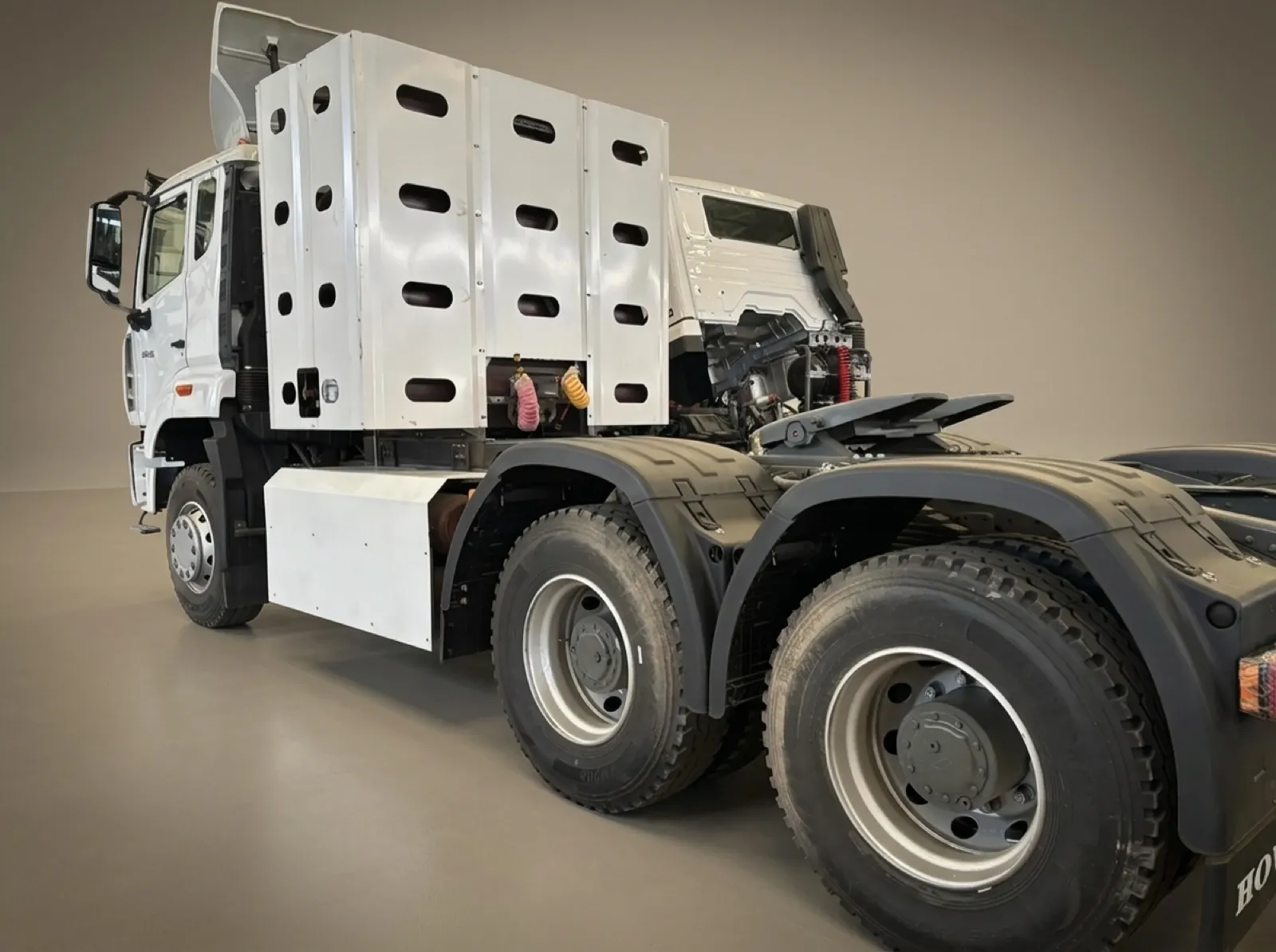 HOWO NX CNG Tractor Truck – Rear three-quarter chassis view