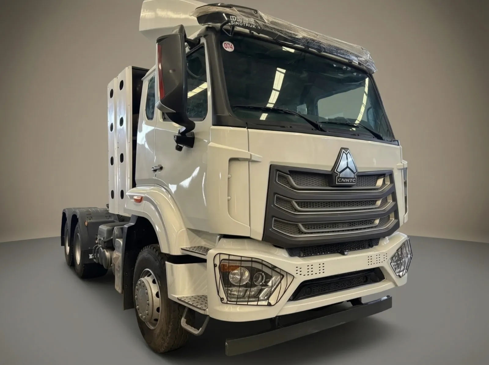 HOWO NX CNG Tractor Truck – Front three-quarter view