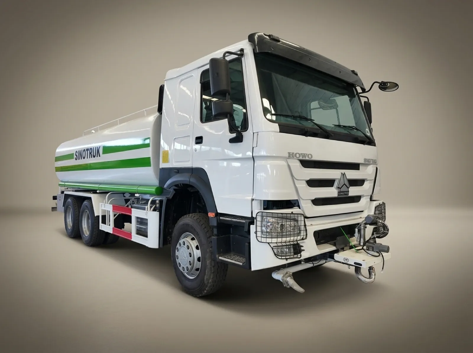 HOWO 6×4 Water Sprinkler Truck – Front three-quarter view