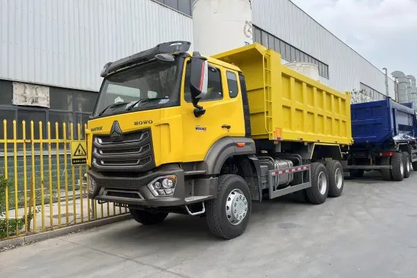 HOWO NX 6×4 dump truck operating