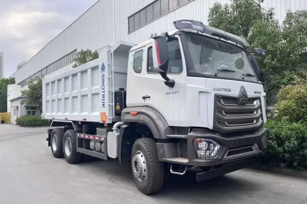 SINOTRUK HOWO NX 6×4 dump truck showing reinforced tailgate and middle lifting body structure.