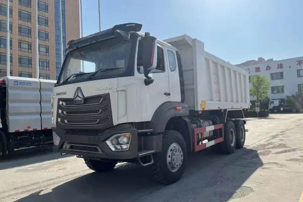 SINOTRUK HOWO NX 6×4 dump truck working on African road repair and construction projects with middle lifting body.