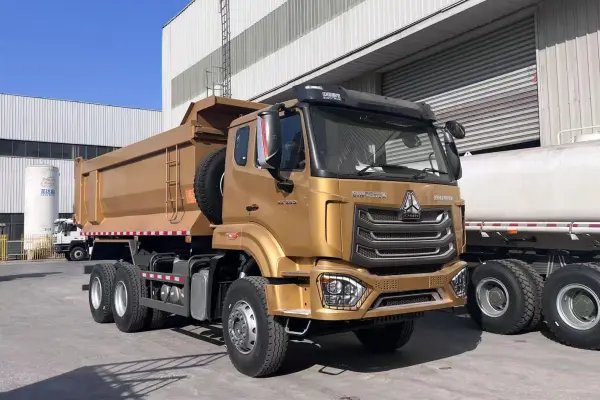 HOWO NX 6×4 dump truck side view with 5600 × 2300 × (1300+200) mm middle lifting dump body.